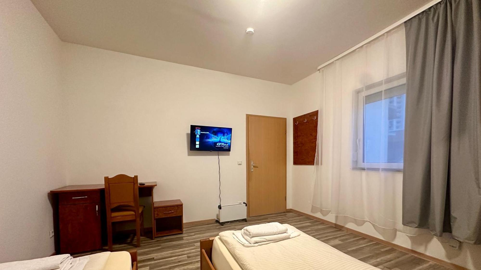 Schoene Hostel Mit Eigene Parking Netflix Youtube Norimberga Esterno foto